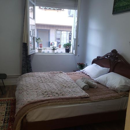 Hostel Oakland Tirana Esterno foto
