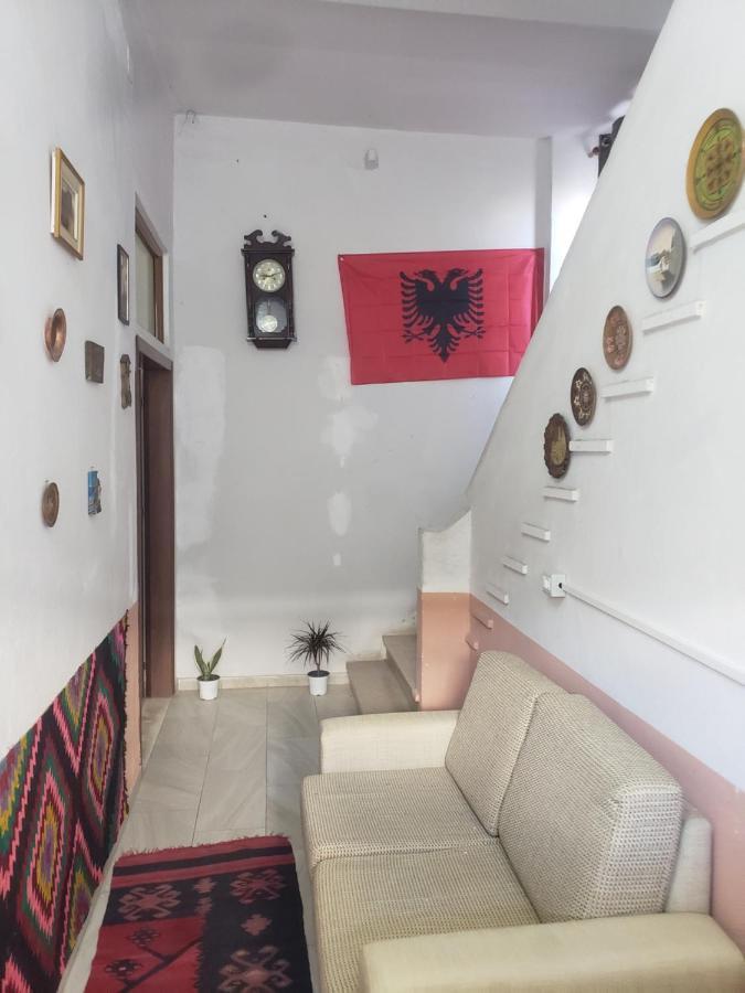 Hostel Oakland Tirana Esterno foto