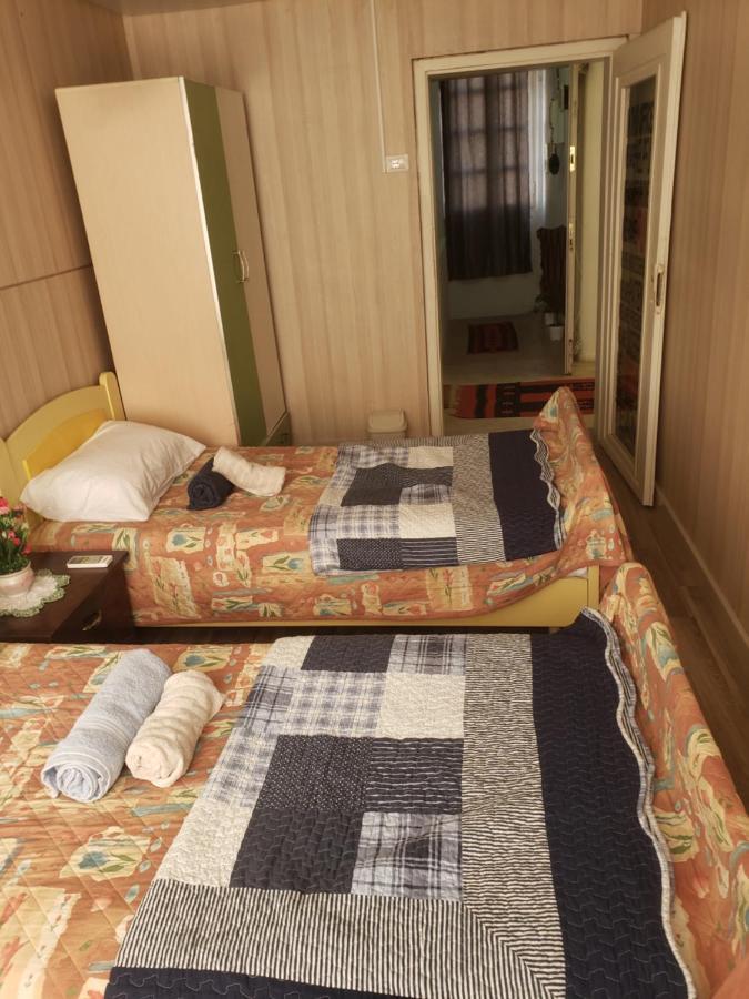 Hostel Oakland Tirana Esterno foto