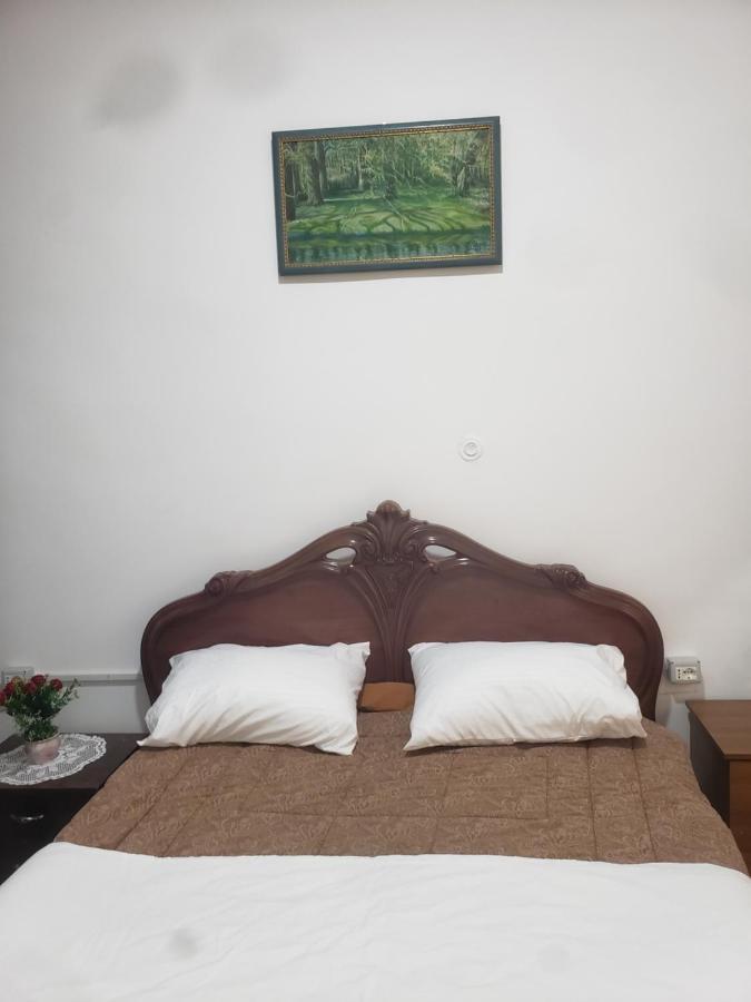 Hostel Oakland Tirana Esterno foto