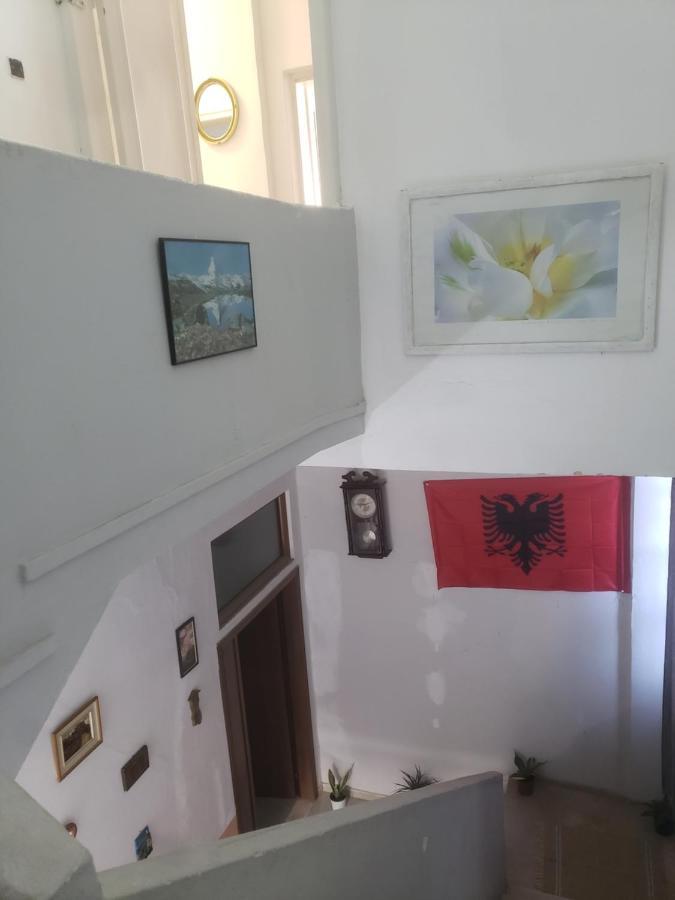Hostel Oakland Tirana Esterno foto