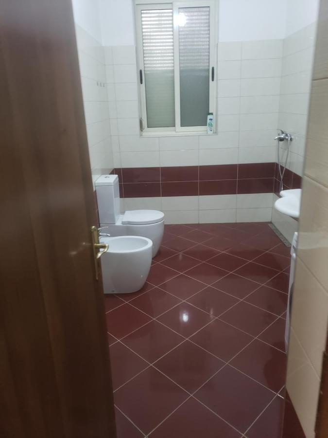 Hostel Oakland Tirana Esterno foto