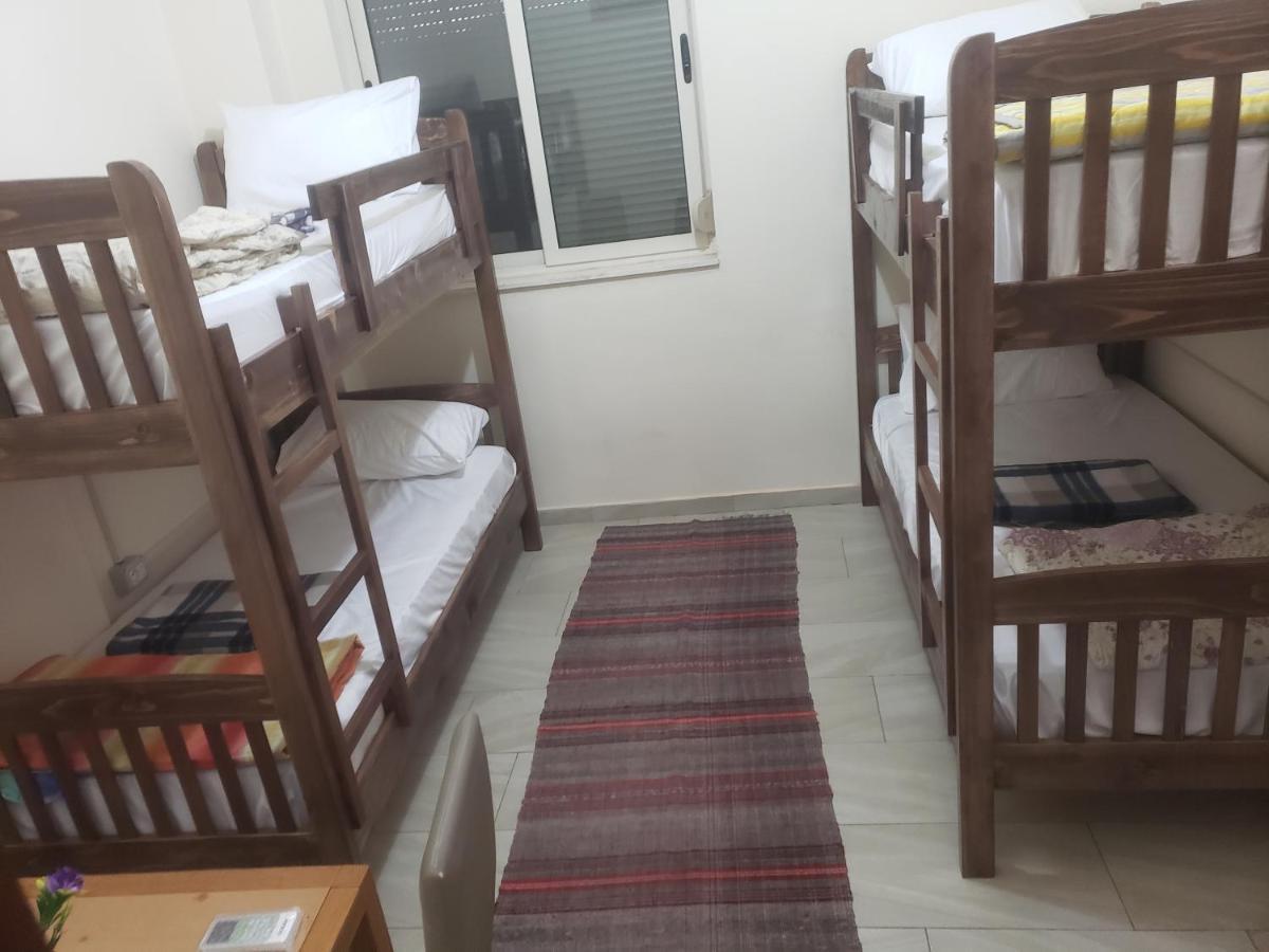 Hostel Oakland Tirana Esterno foto