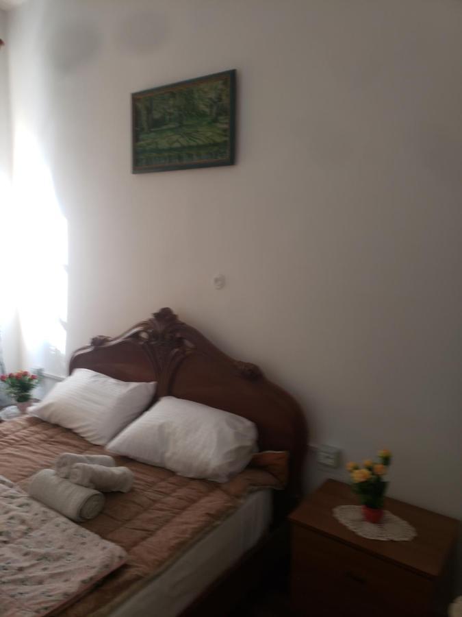 Hostel Oakland Tirana Esterno foto