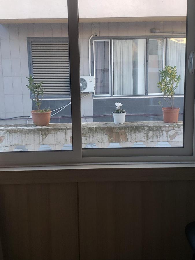 Hostel Oakland Tirana Esterno foto