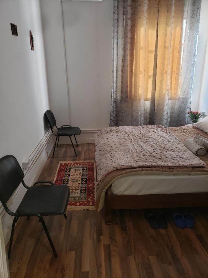 Hostel Oakland Tirana Esterno foto