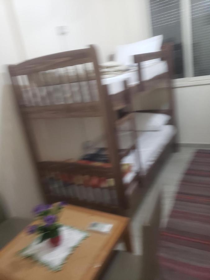 Hostel Oakland Tirana Esterno foto