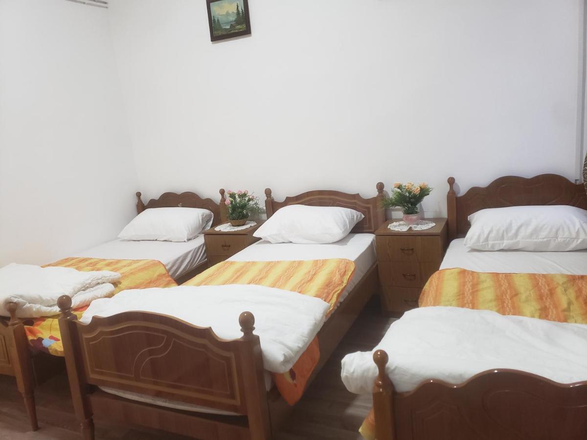 Hostel Oakland Tirana Esterno foto