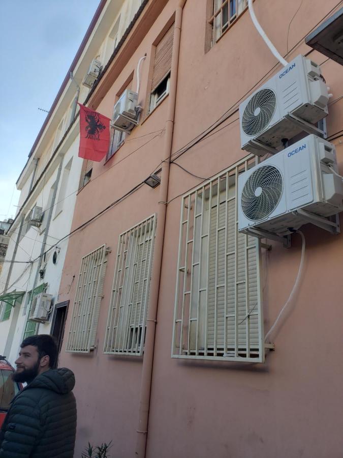 Hostel Oakland Tirana Esterno foto