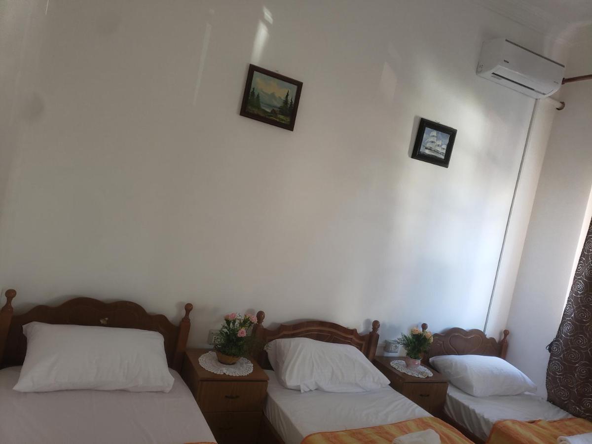 Hostel Oakland Tirana Esterno foto