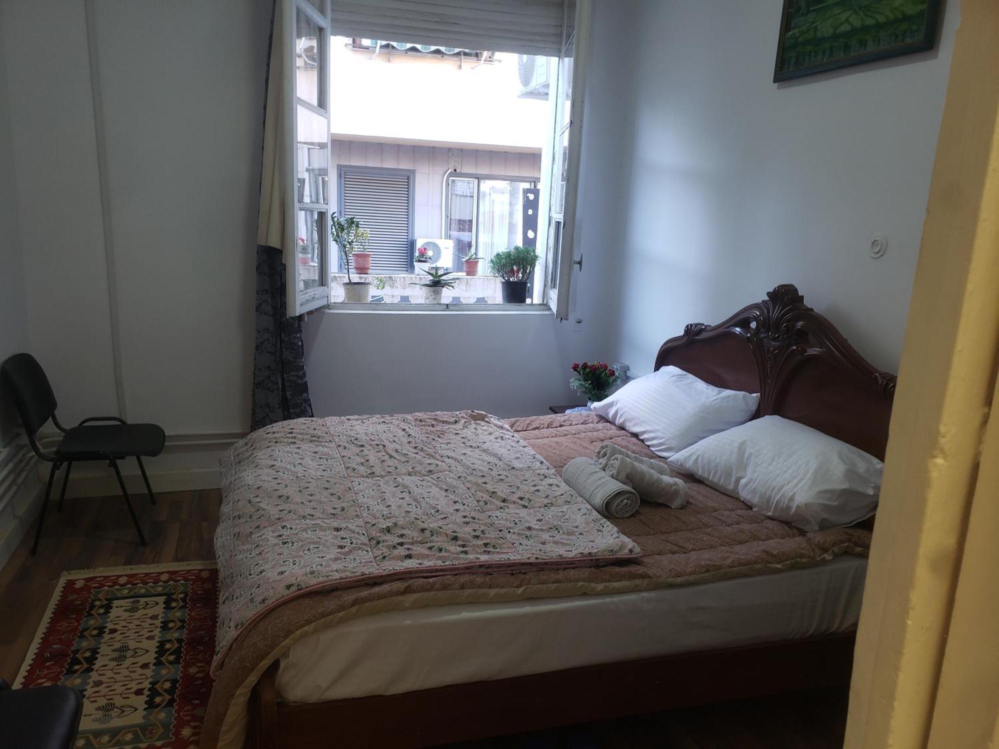 Hostel Oakland Tirana Esterno foto
